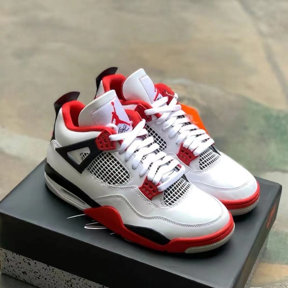 AIR Jordan 4 in red and black